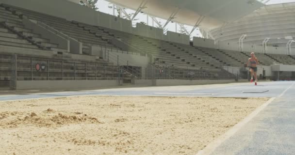 Visão Frontal Baixo Ângulo Uma Atleta Branca Praticando Estádio Esportes — Vídeo de Stock