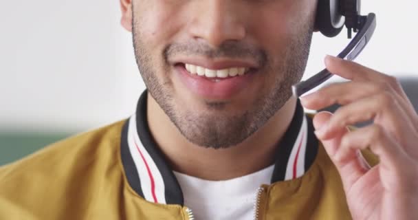 Vista Frontal Close Homem Raça Mista Feliz Trabalhando Escritório Criativo — Vídeo de Stock