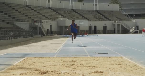 Vista Frontal Atleta Misto Praticando Estádio Esportes Fazendo Salto Distância — Vídeo de Stock