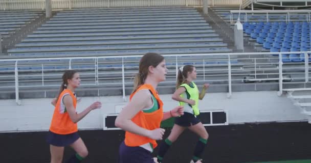 Zijaanzicht Van Een Team Van Tieners Blanke Vrouwelijke Hockeyspelers Rennend — Stockvideo