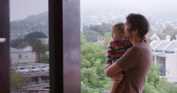 Vista Lateral Homem Caucasiano Desfrutando Tempo Família Casa Olhando Para — Vídeo de Stock