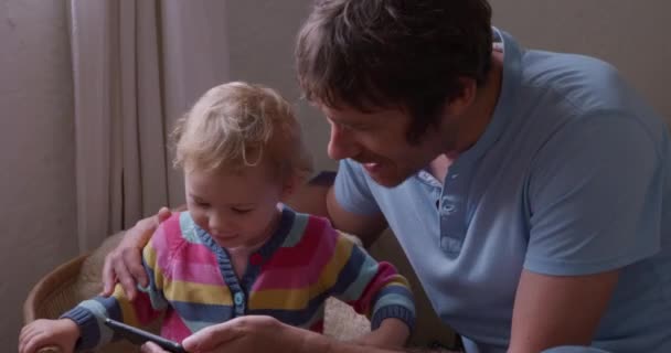 Vooraanzicht Van Een Blanke Man Die Geniet Van Familietijd Thuis — Stockvideo