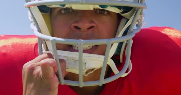 Vue Face Rapprochée Footballeur Américain Métis Tenant Masque Facial Son — Video