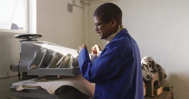Vista Lateral Homem Afro Americano Usando Óculos Trabalhando Uma Fábrica — Vídeo de Stock