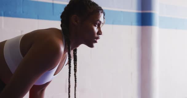 女子混合型拳击手身披长发 在拳击馆 训练后身体前倾深呼吸 动作缓慢 侧视近景 — 图库视频影像