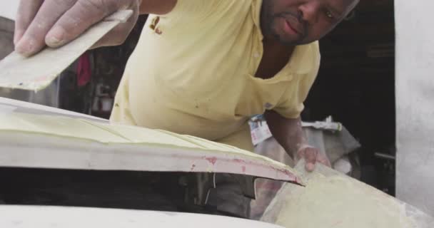 Vorderansicht Eines Afrikanischen Männlichen Tafelschlagers Einer Township Werkstatt Karosserie Eines — Stockvideo