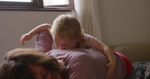 一个白人女人在家里享受家庭时光 和她的孩子在地板上玩耍 慢动作的侧视图 — 图库视频影像