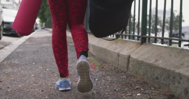 Vista Trasera Una Mujer Caucásica Camino Entrenamiento Fitness Día Nublado — Vídeo de stock