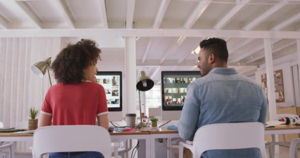 在充满创意的办公室里工作的男女混血 使用电脑 讨论和握拳 慢动作的后视镜 — 图库视频影像