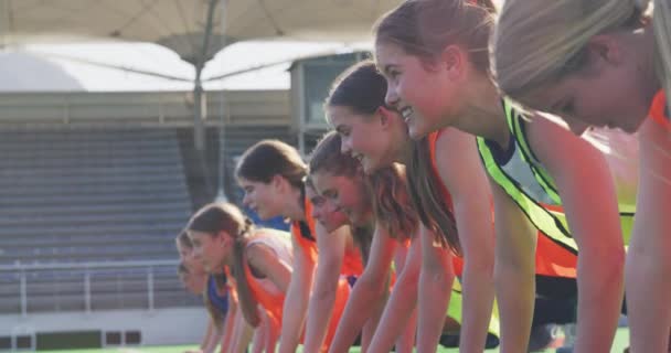 Vista Lateral Cerca Equipo Hockey Femenino Caucásico Adolescente Entrenando Campo — Vídeos de Stock