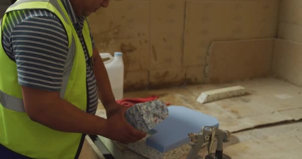 Погляд Збоку Посередині Афроамериканського Робітника Майстерні Фабриці Виготовляє Інвалідні Візки — стокове відео