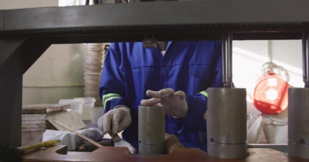 男子戴着手套和工作服 在制造板球团的工厂工作 在球团的核心用混合物填充模子 慢动作 正中镜头 — 图库视频影像