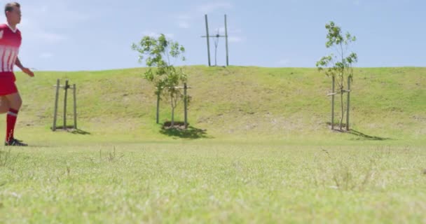 Vista Lateral Bajo Ángulo Equipo Futbolistas Caucásicos Con Una Tira — Vídeos de Stock