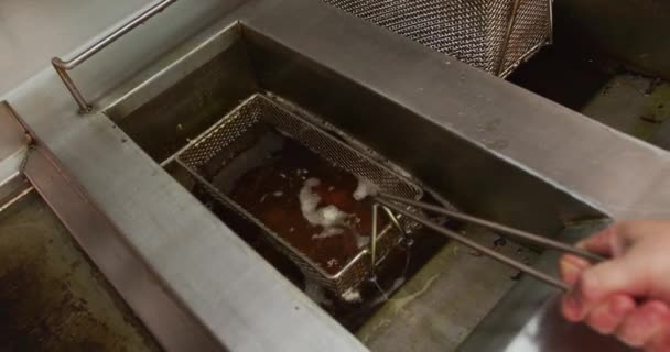 Närbild Kaukasisk Kvinnlig Kock Som Arbetar Livlig Restaurang Kök Fritering — Stockvideo