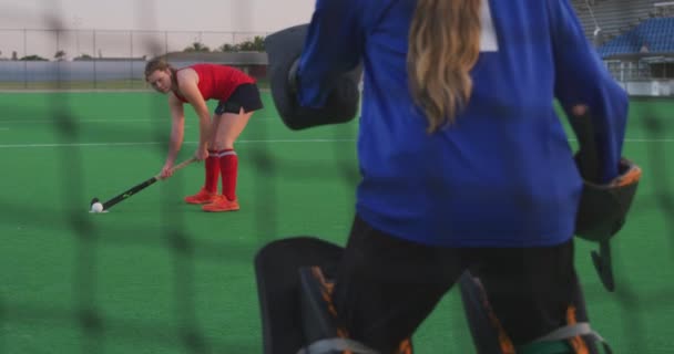 Visão Traseira Goleiro Uma Equipe Hóquei Feminina Caucasiana Adolescente Ação — Vídeo de Stock