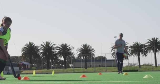 Vista Laterale Adolescente Caucasica Giocatore Hockey Femminile Formazione Sul Campo — Video Stock