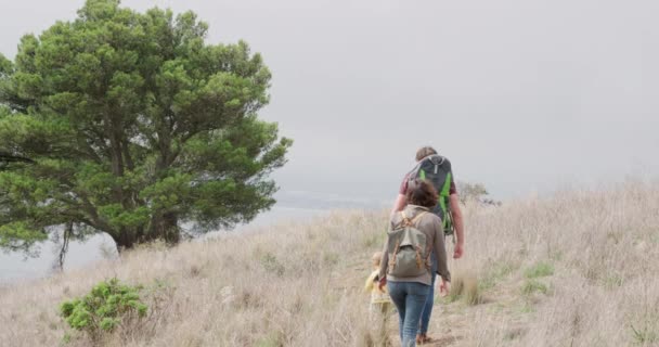 Vue Arrière Couple Caucasien Profitant Temps Famille Dans Nature Marchant — Video