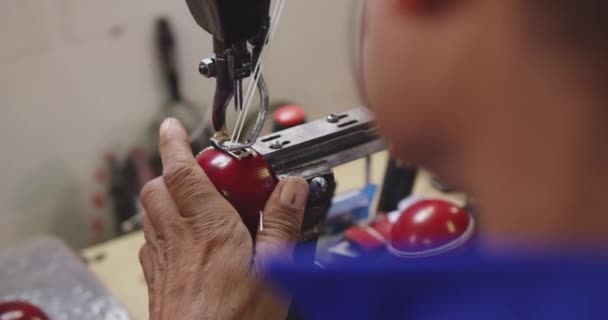 Sobre Vista Ombro Homem Afro Americano Que Trabalha Uma Fábrica — Vídeo de Stock