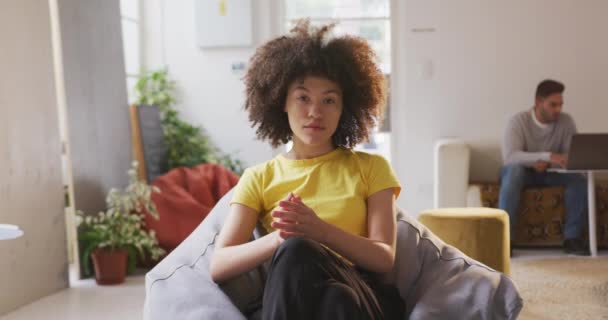 Retrato Uma Mulher Raça Mista Feliz Trabalhando Escritório Criativo Olhando — Vídeo de Stock