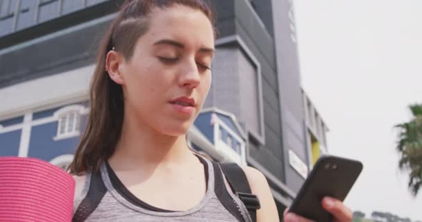 Vooraanzicht Close Van Een Blanke Vrouw Weg Naar Fitnesstraining Straat — Stockvideo