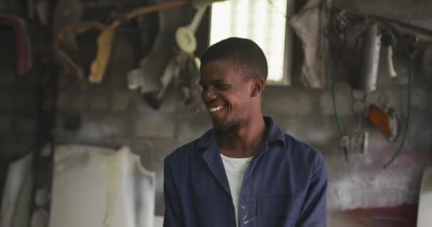 Retrato Homem Africano Feliz Batedor Painel Uma Oficina Cidade Olhando — Vídeo de Stock