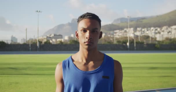 Vista Frontal Atleta Misto Feliz Estádio Esportes Sorrindo Para Câmera — Vídeo de Stock