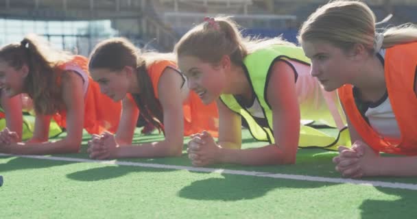 Vista Lateral Cerca Equipo Hockey Femenino Caucásico Adolescente Entrenando Campo — Vídeos de Stock