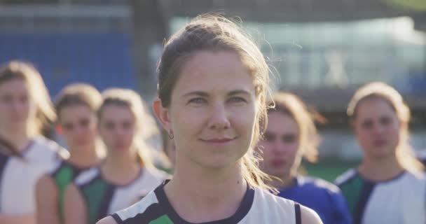 Portrait Une Adolescente Caucasienne Joueuse Hockey Debout Sur Terrain Stade — Video