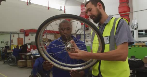 Vista Frontal Trabajador Afroamericano Supervisor Caucásico Taller Una Fábrica Que — Vídeos de Stock