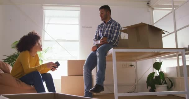 Vista Lateral Una Mujer Raza Mixta Hombre Trabajando Una Oficina — Vídeo de stock