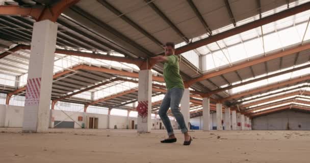 Vista Lateral Bailarino Caucasiano Praticando Armazém Vazio Dançando Girando Câmera — Vídeo de Stock