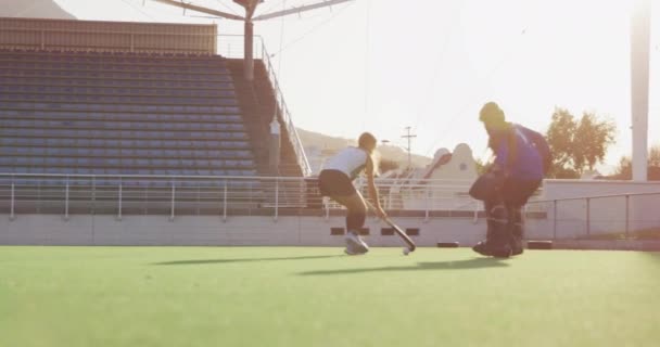 Sidovy Tonåring Kaukasiska Kvinnliga Hockeyspelare Och Målvakt Aktion Planen Idrottsplats — Stockvideo