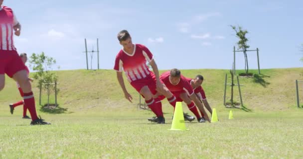 Sidovy Ett Lag Kaukasiska Manliga Fotbollsspelare Bär Lagremsa Utbildning Idrottsplats — Stockvideo