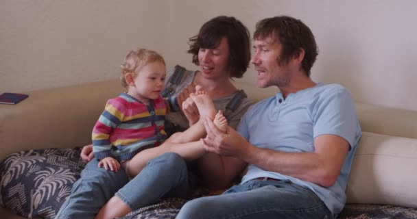 Kafkasyalı Bir Çiftin Yakın Çekimde Evde Oturup Konuşarak Oynayarak Bebekleriyle — Stok video