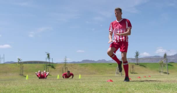Baixo Ângulo Visão Ront Uma Equipe Jogador Futebol Masculino Caucasiano — Vídeo de Stock