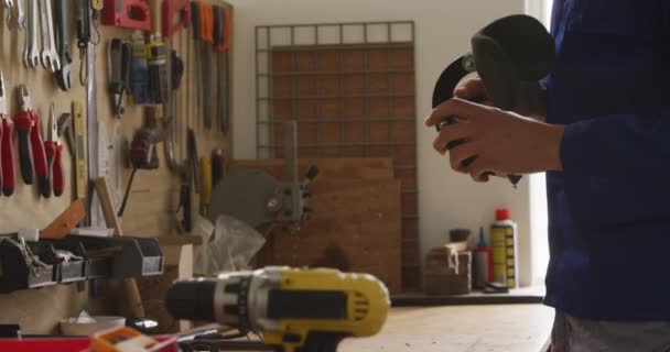 Vue Latérale Travailleur Masculin Caucasien Dans Atelier Une Usine Fabriquant — Video