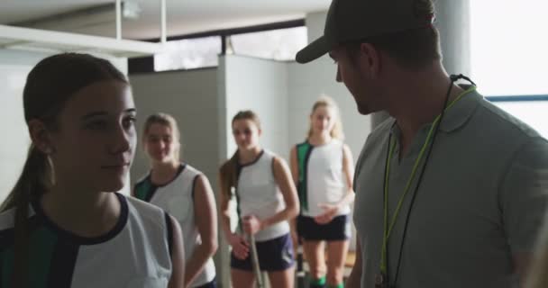 Přední Pohled Zblízka Běloch Mužského Hokejového Trenéra Týmu Kavkazských Teenagerek — Stock video