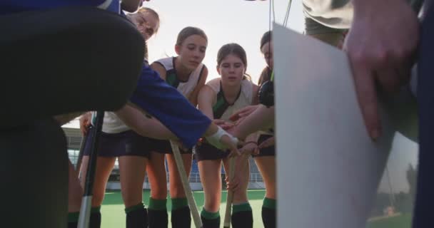 Vista Lateral Cerca Entrenador Masculino Caucásico Equipo Hockey Femenino Caucásico — Vídeos de Stock
