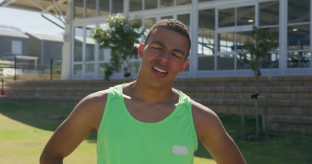 Retrato Corredor Misto Sexo Masculino Treinando Campo Esportivo Descansando Após — Vídeo de Stock