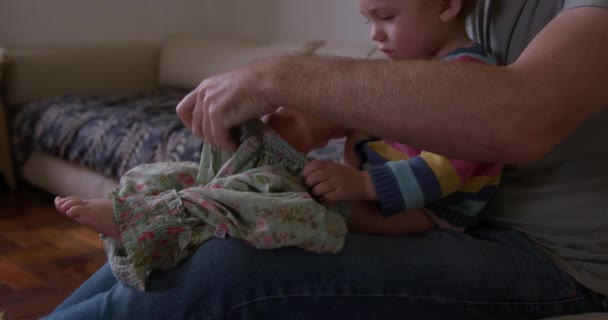 Sidovy Närbild Vit Man Njuter Familjens Tid Hemma Klä Barnet — Stockvideo