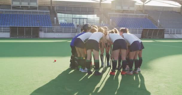 Veduta Posteriore Una Squadra Hockey Femminile Caucasica Adolescente Raduno Campo — Video Stock