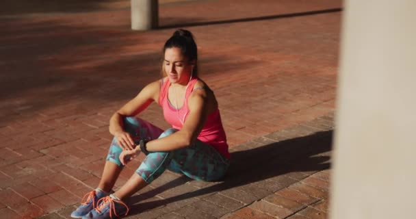 Vista Ángulo Alto Una Joven Mujer Caucásica Con Ropa Deportiva — Vídeo de stock