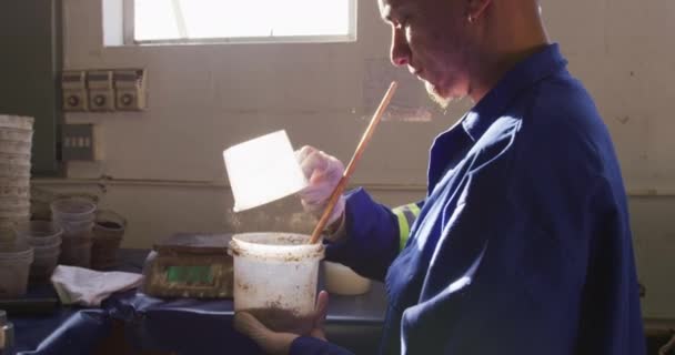 Zijaanzicht Close Van Een Gemengde Ras Man Met Handschoenen Overalls — Stockvideo