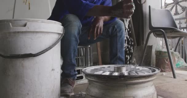 Vue Face Batteur Africain Panneau Mâle Dans Atelier Canton Nettoyage — Video