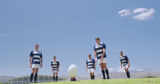 Vista Frontal Ángulo Bajo Jugador Rugby Masculino Caucásico Pateando Una — Vídeo de stock