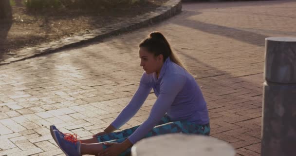 Seitenansicht Einer Jungen Kaukasischen Frau Sportkleidung Die Auf Dem Boden — Stockvideo