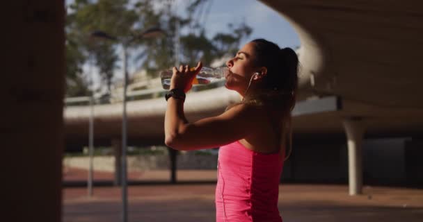 Boční Pohled Zblízka Mladou Bělošku Sportovním Oblečení Pitnou Vodu Během — Stock video