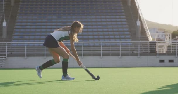 Vista Lateral Cerca Jugador Hockey Femenino Caucásico Adolescente Portero Acción — Vídeos de Stock