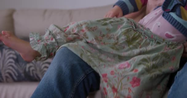 Kafkas Bir Adamın Evde Vakit Geçirmesinin Bebeği Kucağında Tutmasının Giydirmesinin — Stok video
