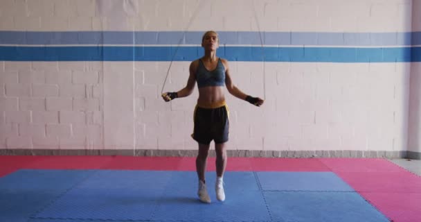 Vista Frontal Uma Boxeadora Feminina Raça Mista Com Cabelo Encaracolado — Vídeo de Stock